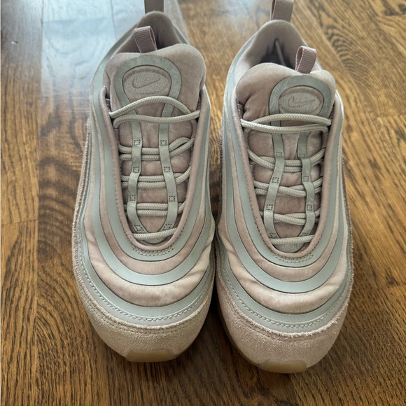 Nike Women’s Sneakers - Picture 2 of 4